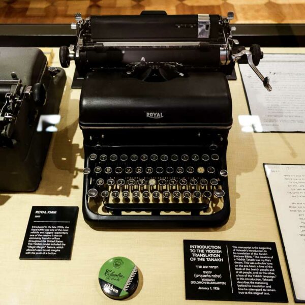 Yiddish typewriter